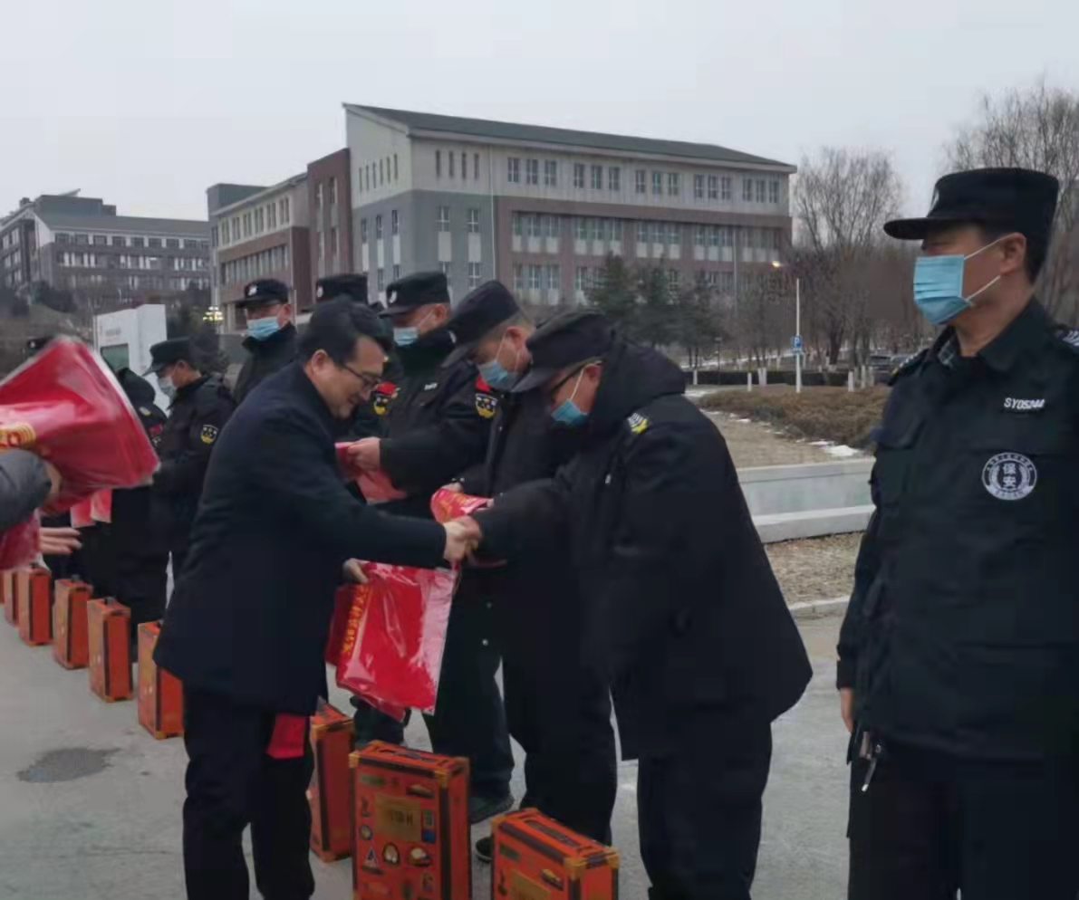 校领导除夕慰问留校学生和在岗工作人员